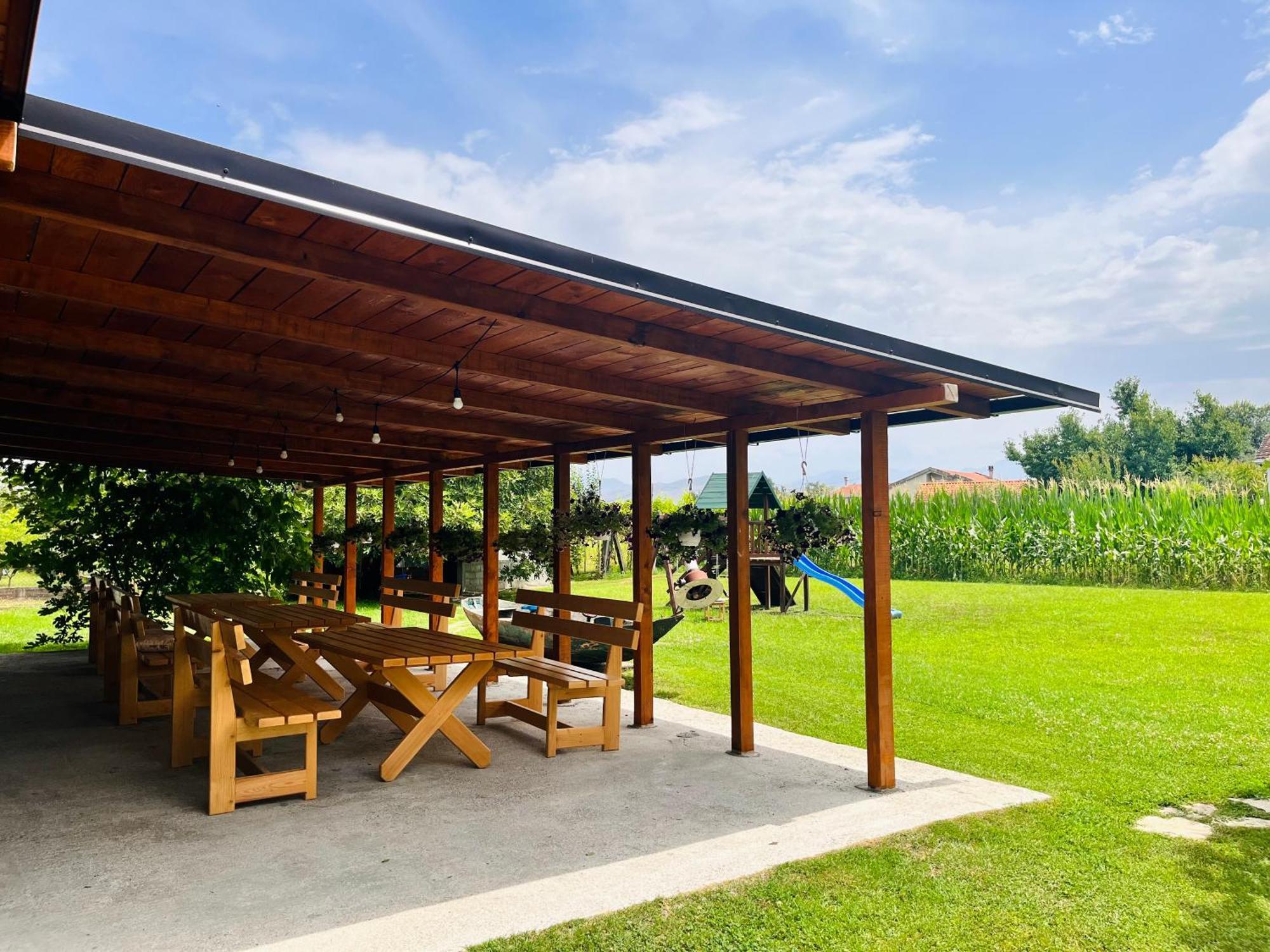 Balabani Local Stay Golubovci Экстерьер фото