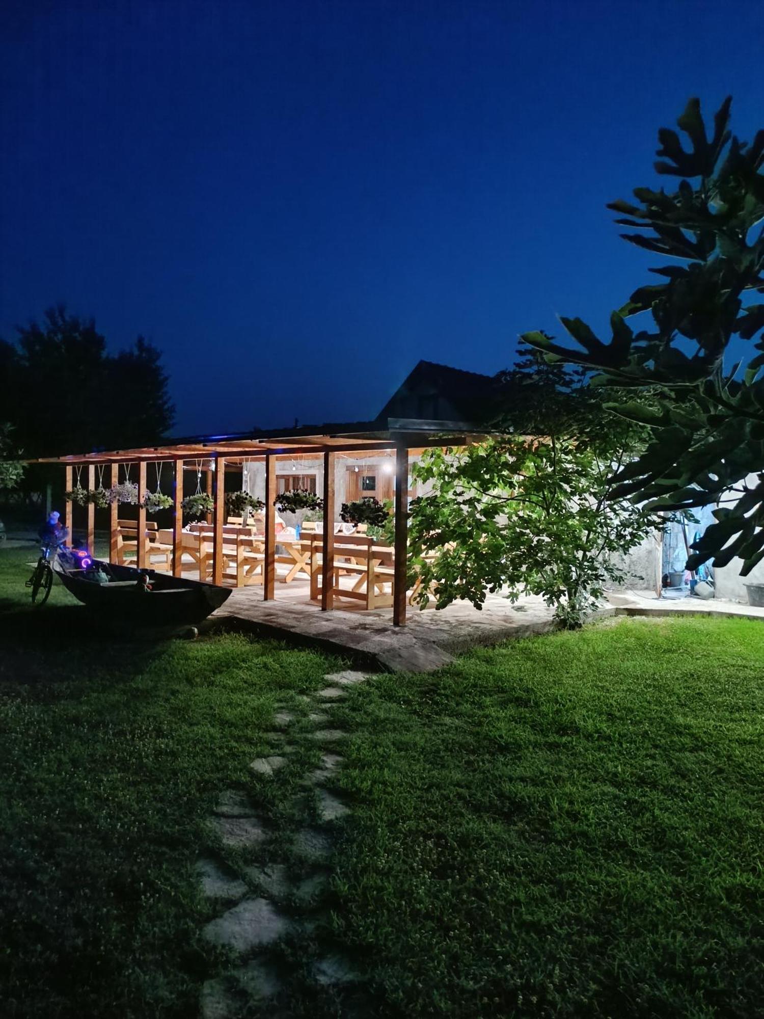 Balabani Local Stay Golubovci Экстерьер фото